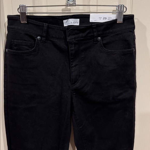 NWT- LOFT “Curvy Kick Crop” Black Jeans.
Sz 8 - Picture 3 of 12